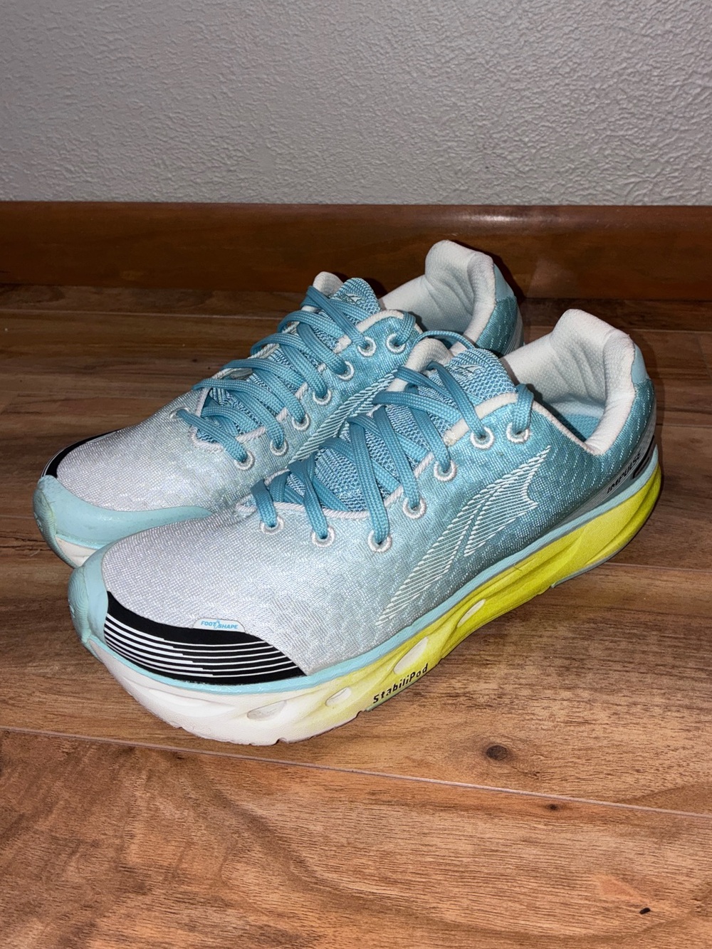 Altra Women’s Impulse Aqua Fade Running Shoe- size 9